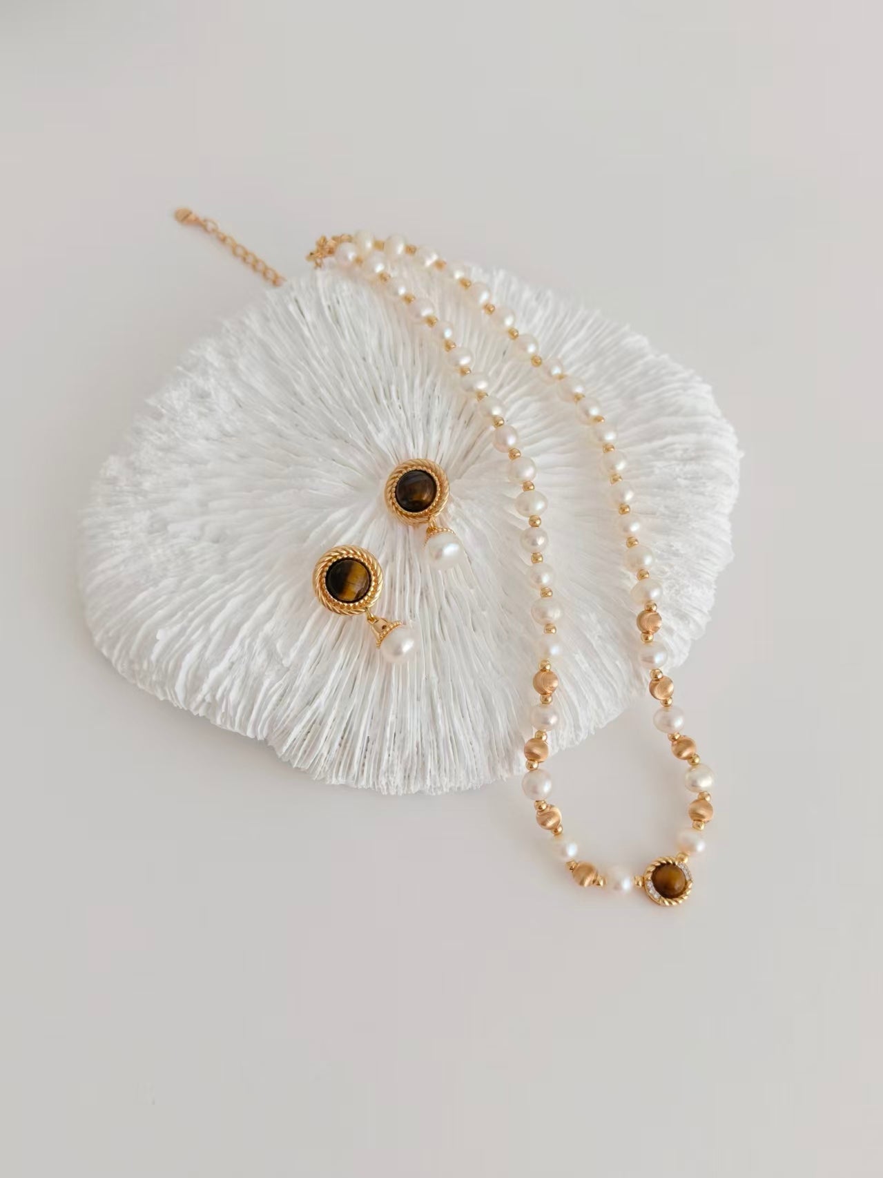 S925 Silver Tiger Eye & Pearl Necklace – Vintage Gold