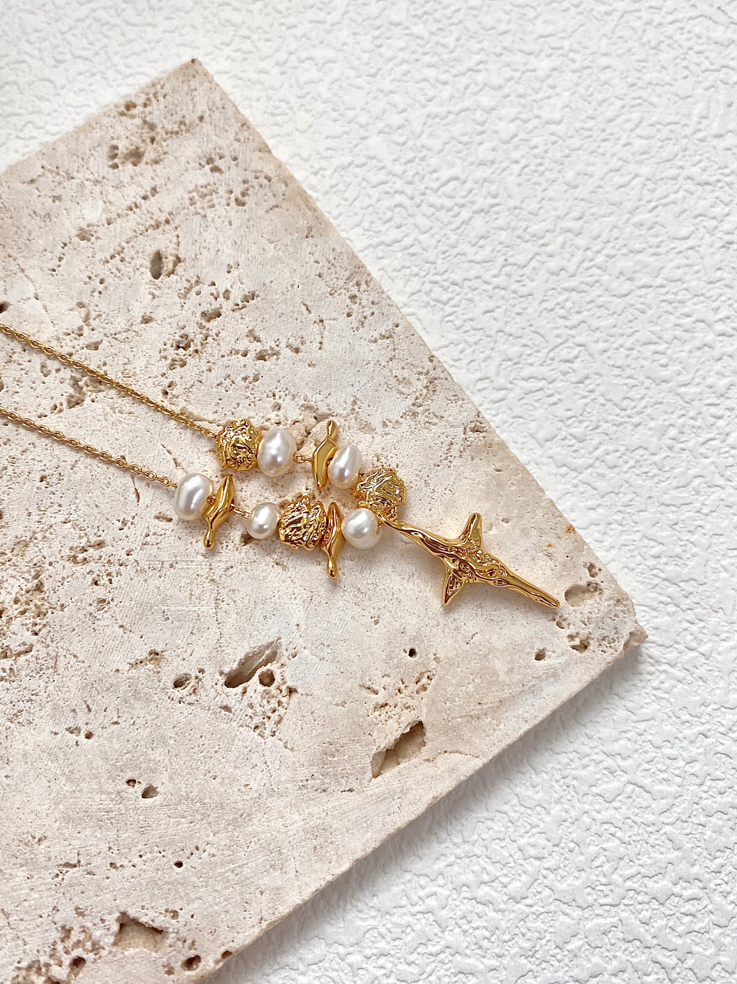 Cross pendant necklace