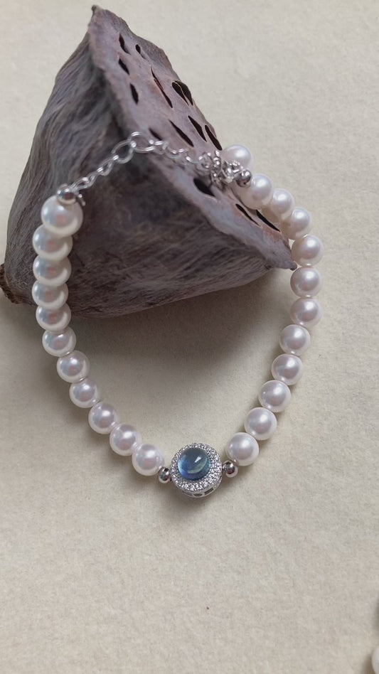 Pearl bracelet with blue gemstone