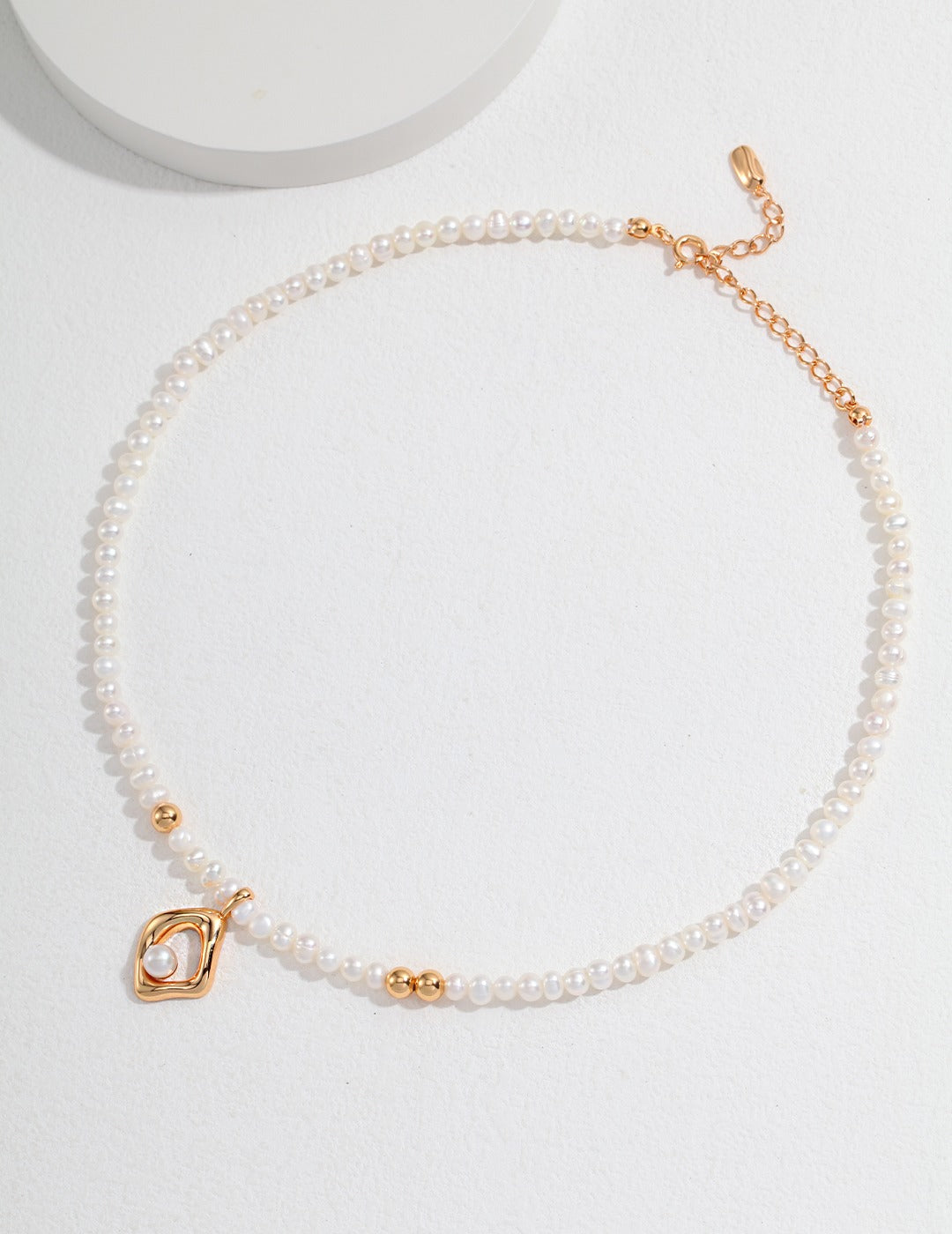 Pearl necklace with diamond shaped pendant
