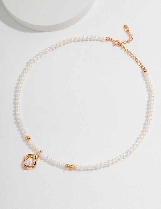 Pearl necklace with diamond shaped pendant
