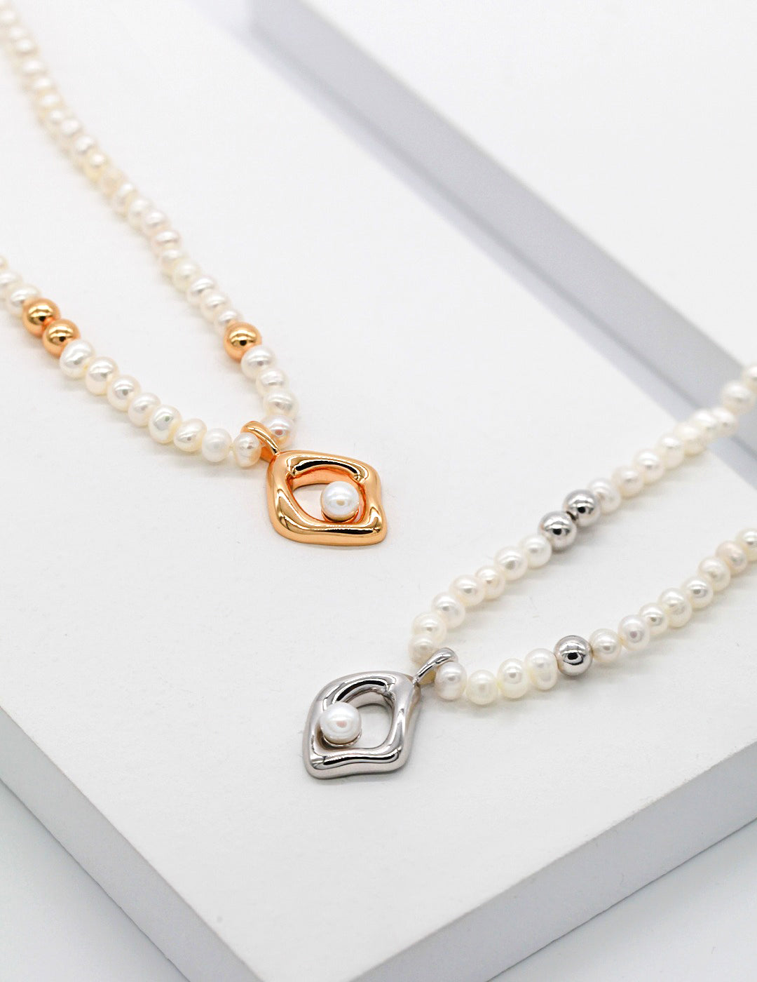 Pearl necklace with diamond shaped pendant