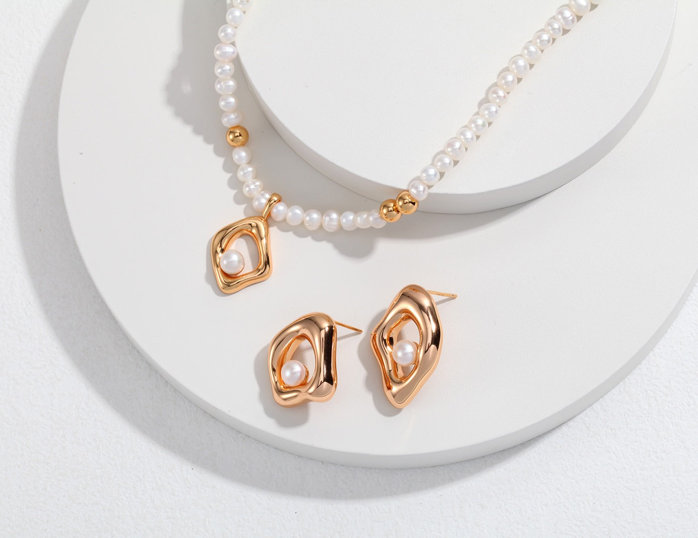 Pearl necklace with diamond shaped pendant